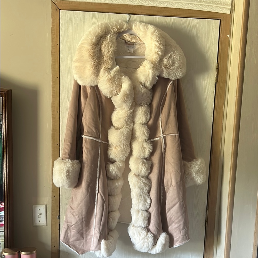 VENUS Beautiful Warm Faux Fur coat w/pockets NWOT , wear closed or open